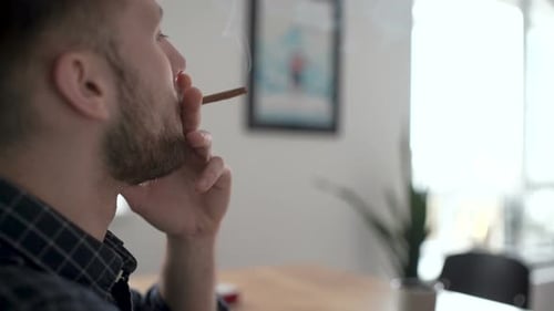 Rauchende Zigarre drinnen
