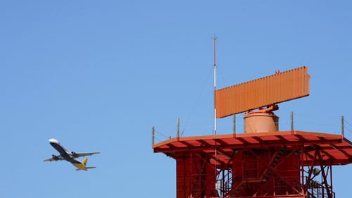 Flugzeug startet gemeinsam Radarturm