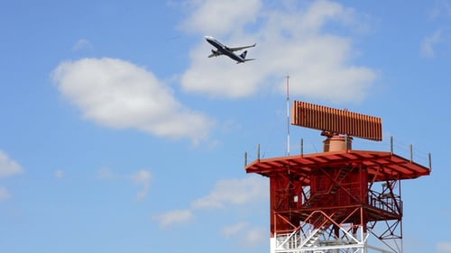 Flugzeug und Radarturm
