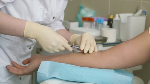 Krankenschwester entnimmt Blutproben vom Patienten