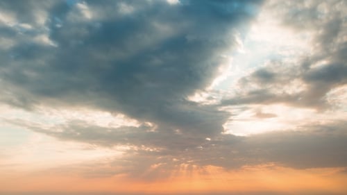 Sonnenuntergang in schönen Wolken am Himmel