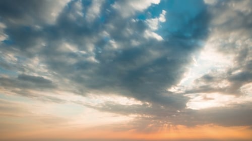 Sonnenuntergang in schönen Wolken am Himmel