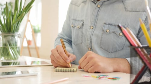 Diseñador de escritura en el trabajo