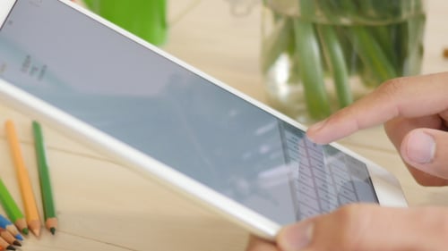 Tippen auf der Tastatur des Tablet-Bildschirms