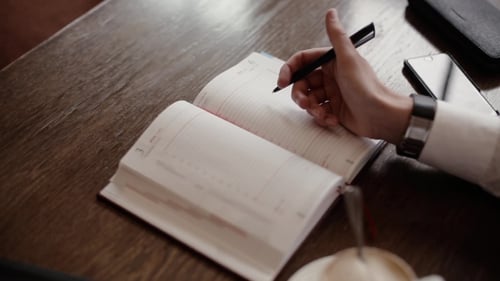 Stift und Block Männerhände