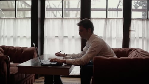 Der Mann arbeitet für Laptop