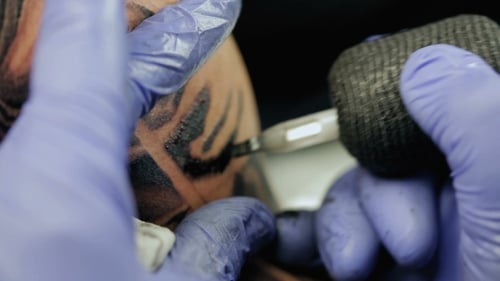 Tattoo Master Makes Tattoo On The Human Body 2