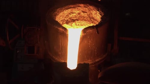 Ein Ofen, in dem Metall geschmolzen wird