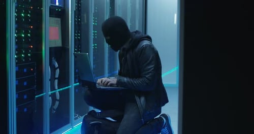 Anonymer Hacker bricht in das Serversystem ein