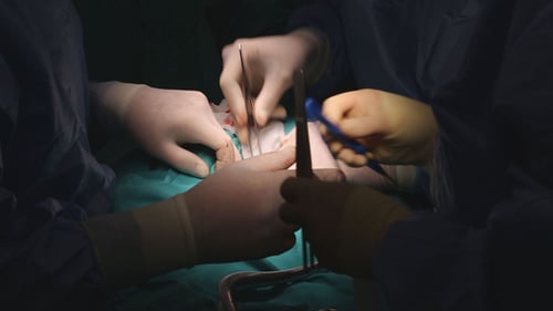 Chirurgiens et infirmières Huring Surgery