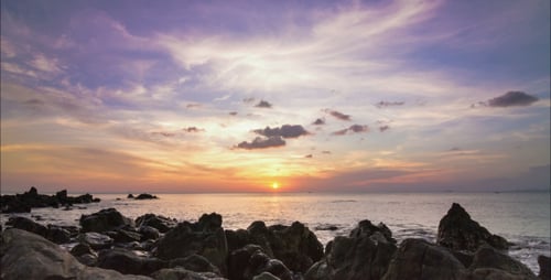 Sonnenuntergang am Meer an der Felsenküste