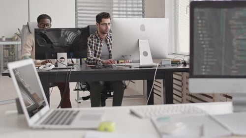 Team von Programmierern, die im Büro arbeiten
