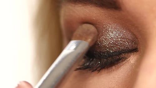 Maquillage parfait. Mode de beauté. Cils. Fard à paupières cosmétique. Gros plan. Ralenti