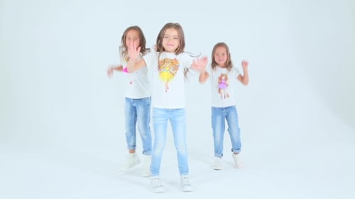 Petites filles dansant sur fond blanc