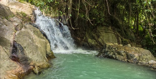 Cascade tropicale avec mini-lac