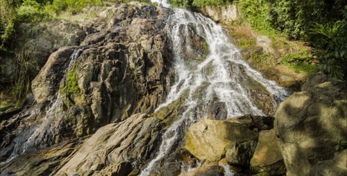 Cascade tropicale dans les rochers