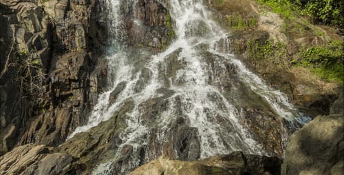 Cascade dans le rocher