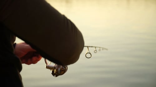 Fischer fängt Raubfische beim Spinnen auf dem See