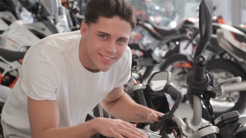 El hombre se acerca a la moto