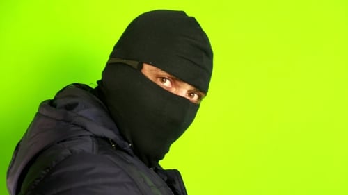 Criminal con máscara