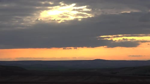 Le soleil derrière les nuages avant le coucher
