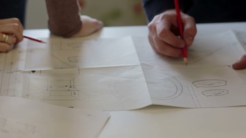 Le concepteur et le travailleur discutent du plan de réparation