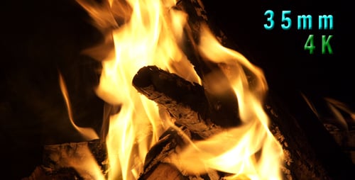 Feuerstelle brennt in der Nacht 12