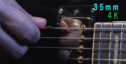 Tocar cuerdas de guitarra eléctrica 22