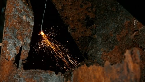 Ouvrier coupant le métal avec une torche à acéty