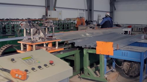 Metallschneidemaschine und Arbeiter