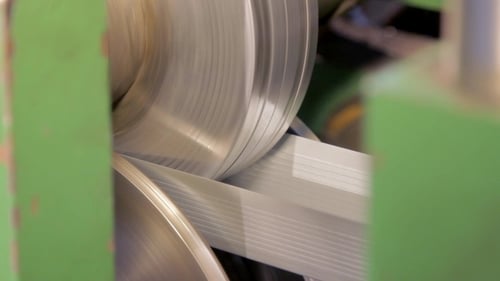 Walzmaschine biegt Metallband