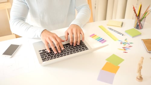 Freelancer arbeitet im Studio auf Laptop