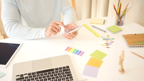 Designer arbeitet per Smartphone-App im Studio