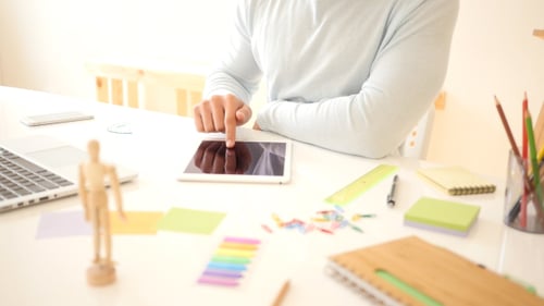 Kreativer freiberuflicher Designer Arbeiten mit Tablet