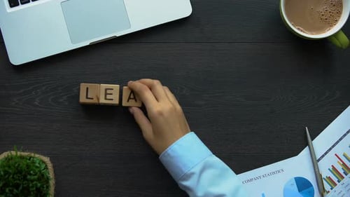 Führung, Geschäftsfrau macht Wort aus Würfeln, Teamfähigkeit, Macht