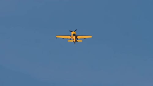 Gelbes Flugzeug im blauen Himmel