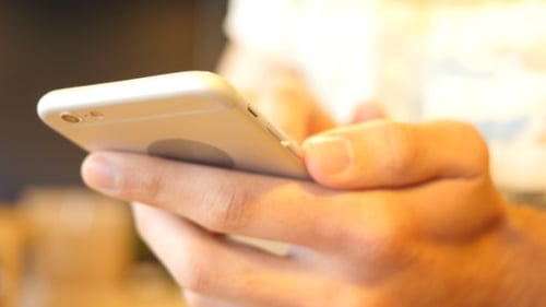 hombre, utilizar, smartphone