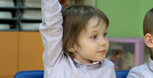 Le petit garçon tire la main vers le haut