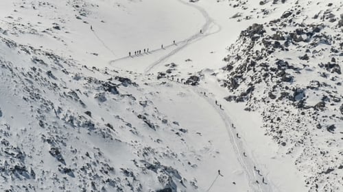 Gruppe von Menschen, die zum Berg klettern.