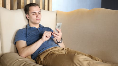Entspannen beim Tippen auf dem Smartphone