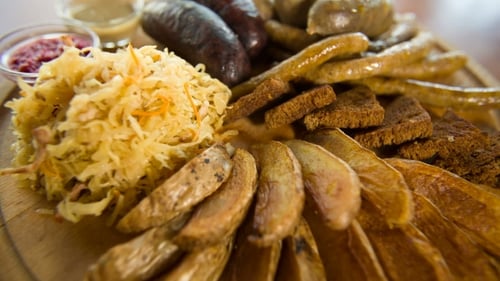 Teller mit Biersnacks