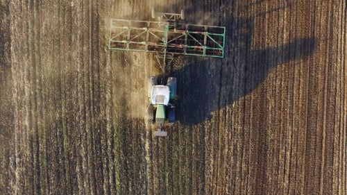 Der Traktor sät das Feld. Die Ansicht von oben wird im Rahmen angezeigt