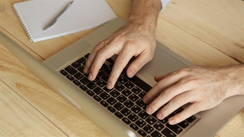 Geschäftsmann tippt auf Laptop-Computer