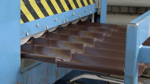 Pressmaschine formt Blech 3