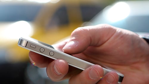 Mann benutzt das Telefon bei Sonnenuntergang Hintergrund
