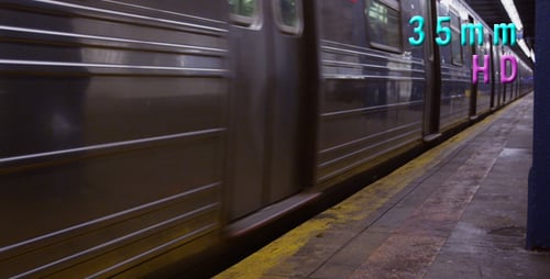 U-Bahn fährt am Bahnsteig in Manhattan, New York, 07