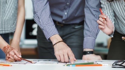 Team von Architekten, die an einem Bauprojekt arbeiten