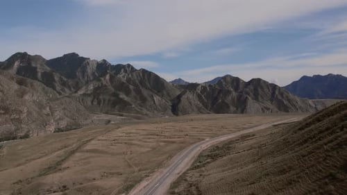 Chuya-Autobahn im Gebirgstal des Altai mit Verkehrsautos