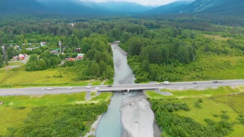 Vidéo Cinématographique 4K de Drone (camion à droite) de la route 1 de Seward Highway Alaska au-dessus de Glacier Creek avec Gird