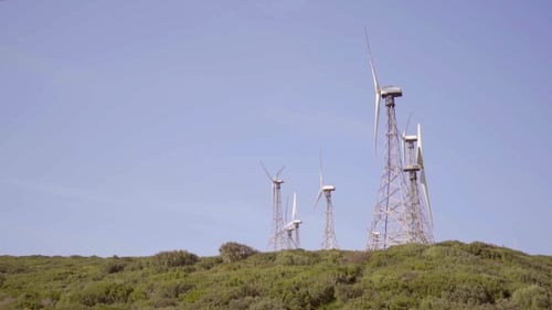 Windräder auf einem Hügel